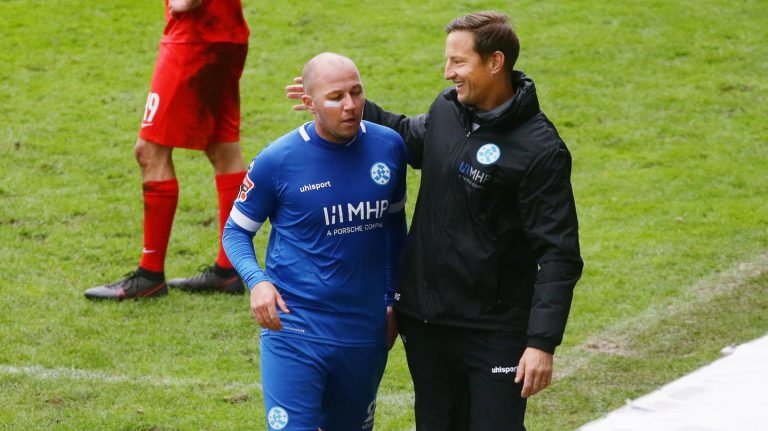 Fair Play in the upper League: the coach persuades the players to own goal