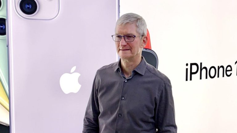 Tim Cook shoots against Facebook: “We are losing the freedom to be human”