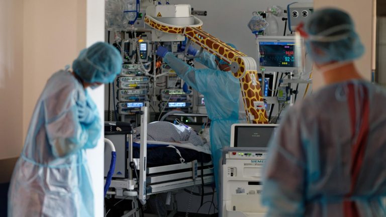 Corona-patients are given a lung transplant from living donors