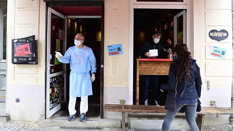 Berlin: Corona-Test-Pub may reopen (video)
