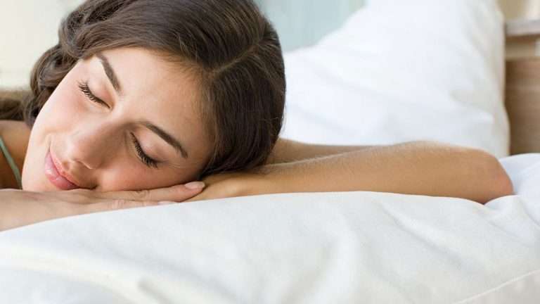 Sleeping despite the heat: these six tips will help (video)
