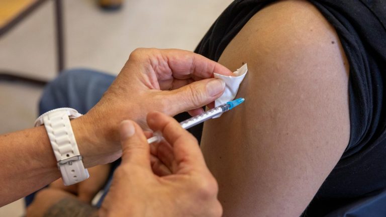 Covid-19: Is a vaccination response or none better? An expert answers
