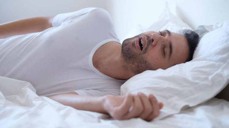 What helps against snoring? Tips for sufferers