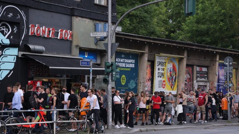Dancing only with PCR test: Berlin clubs practice for the Corona autumn