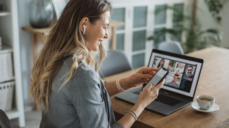Double life in the home office: Two jobs , two salaries-and nobody knows about it