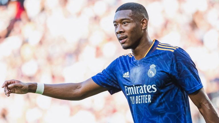 FC Bayern: Herbert Hainer surprised by coat of arms kiss at David Alaba’s Real Madrid presentation